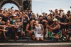 Ils courent un semi avec leurs invités de mariage